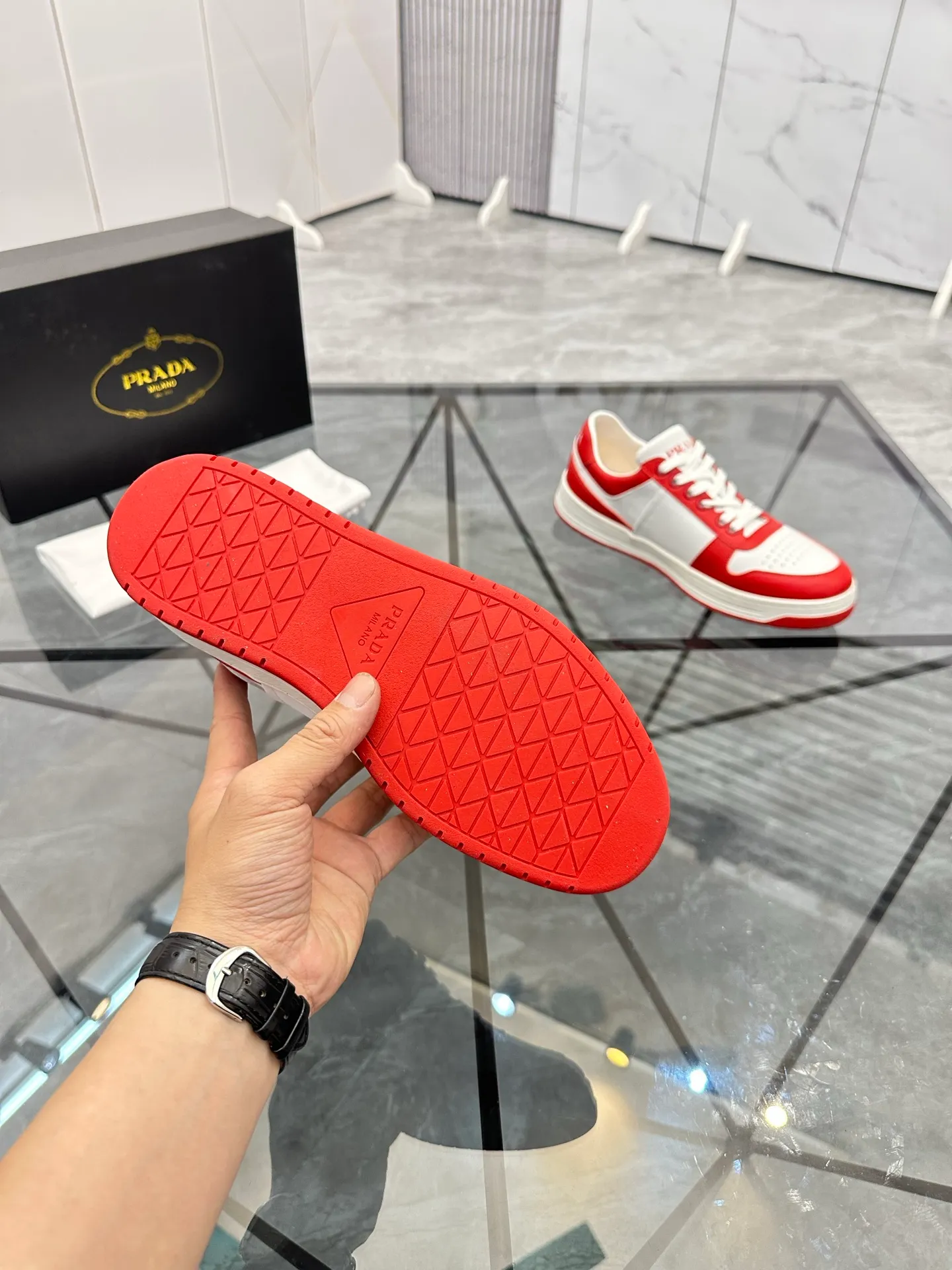 Men's shoes: 💰P400¥ Product trademark: Prada *"Prada*" low-top casual shoes Regular size: 38-44 (can be customized to 45) Product materials: imported cowhide upper, sheepskin lining, original outsole. Number: 020